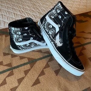 Men Vans high top sneaker skull suede bandanna 12